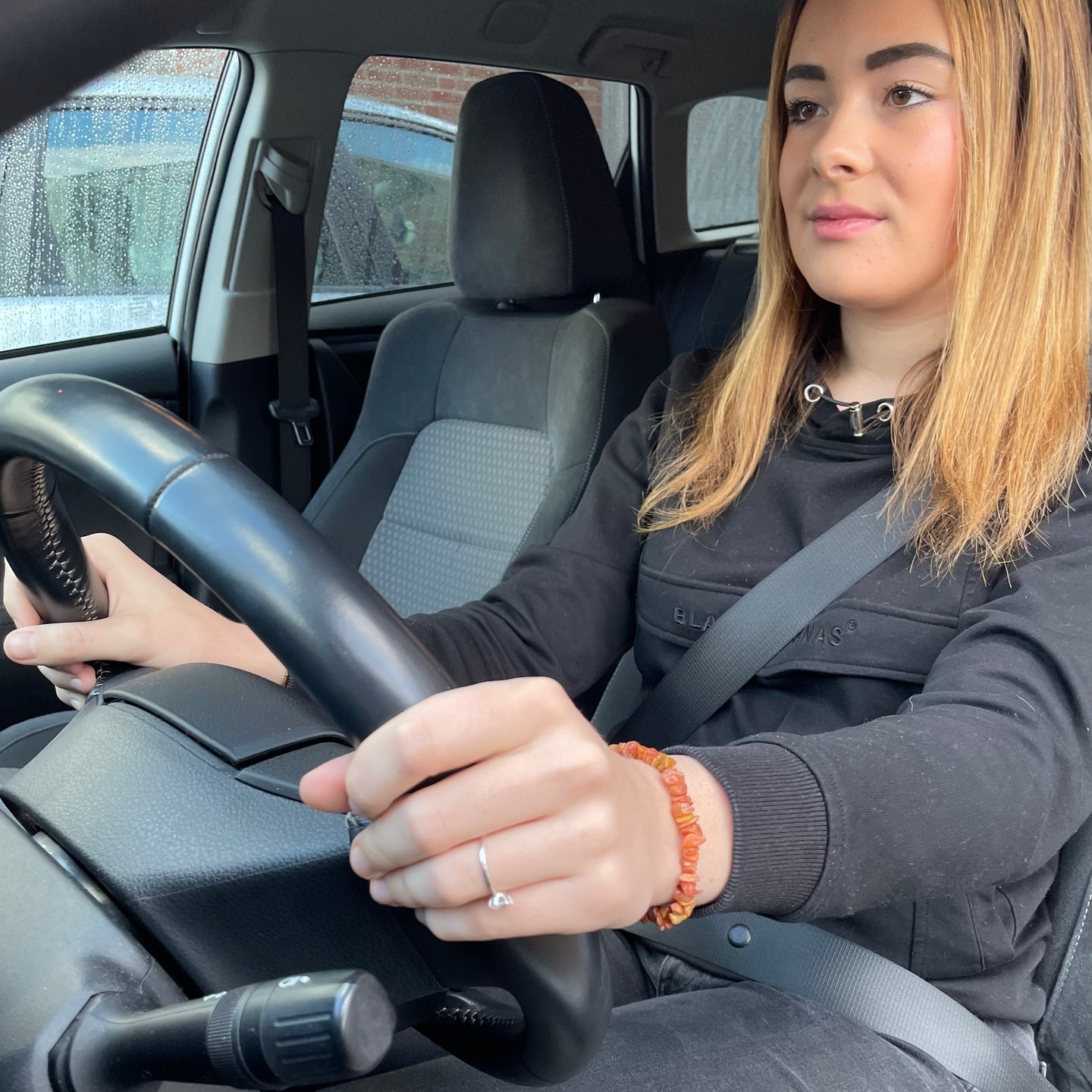 In de lesauto van Rijschool Delsing